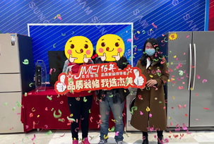 業(yè)主說在后期的顏色搭配中，還需要我們多多思考和配合，顏色的整體考慮以及在裝修中的細(xì)節(jié)考慮！那我們杰美裝飾想在這里說對(duì)于后期中每一個(gè)小問題，我們都將匯報(bào)給業(yè)主的。我們現(xiàn)在看到整體的效果，非常喜歡，我和我先生喜歡這樣的簡(jiǎn)約要素，非常好，線條的美...